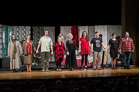 Ivana Andrlová, Marcela Nohýnková, Viktor Limr, Olga "Háta" Želenská, Veronika Jeníková, Mahulena Bočanová, Juraj Bernáth, Pavla Vojáčková a Martin Sobotka, Klíče na neděli, divadelní spolek Háta, foto: Lubor Mrázek Ivana Andrlová, Marcela Nohýnková, Viktor Limr, Olga "Háta" Želenská, Veronika Jeníková, Mahulena Bočanová, Juraj Bernáth, ...